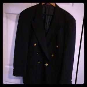 Like new men’s dark navy “captain’s” jacket. 44L